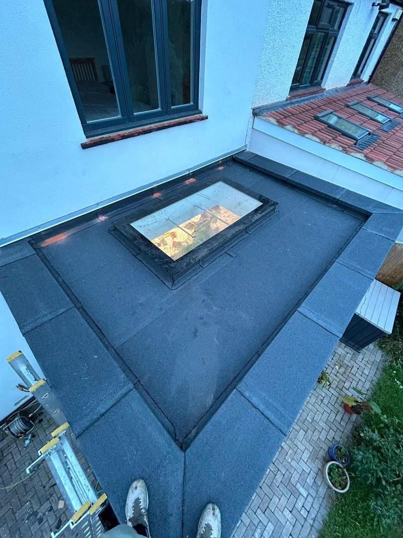 Felt flat roof with rooflight